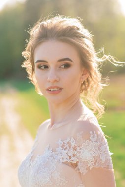 Çiçek açan bahçede güzel bir kadın.