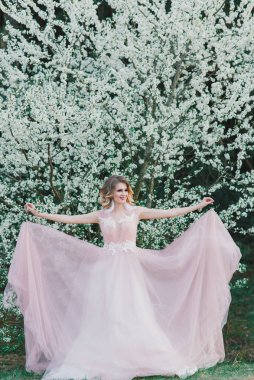 Çiçek açan bahçede güzel bir kadın.