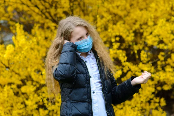 Porträtt Sorgligt Kaukasiska Barn Ansiktsmask Stängd Lekplats Utomhus Socialt Avstånd — Stockfoto