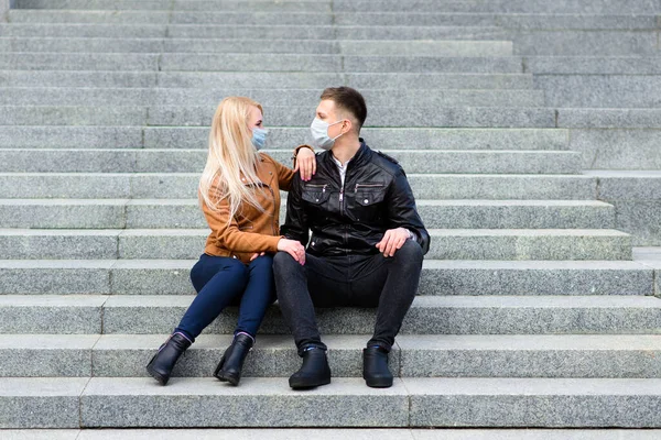 Pareja Joven Con Máscaras Calle Ciudad Aislamiento Cuarentena —  Fotos de Stock