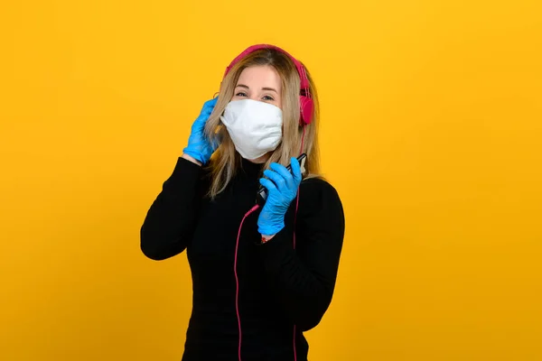 Ritratto Una Ragazza Maschera Medica Che Indossa Guanto Gomma Fondo — Foto Stock