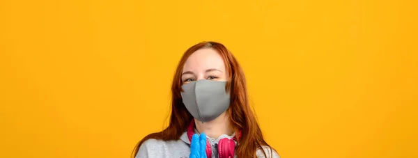Lastik Eldiven Takan Maskeli Bir Kızın Portresi Sarı Arka Plan — Stok fotoğraf