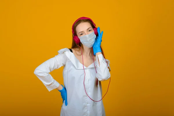 Ragazza Caucasica Maschera Protettiva Colore Blu Ragazza Che Guarda Telecamera — Foto Stock