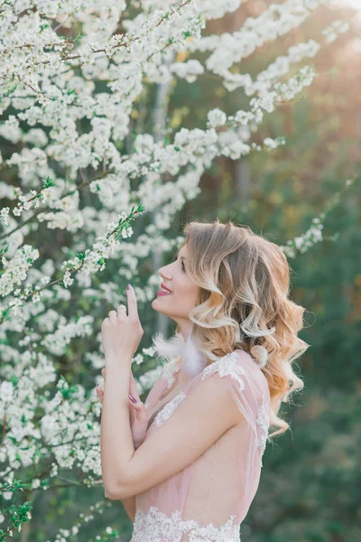 Fiatal Gyönyörű Virágzó Kertben — Stock Fotó