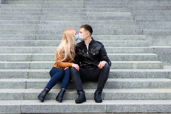 Mladý Pár Maskách Ulici Izolace Karanténa — Stock fotografie