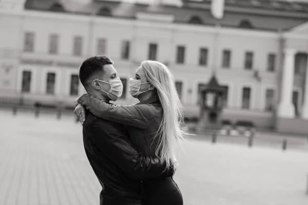 Casal Jovem Máscaras Rua Cidade Isolamento Quarentena — Fotografia de Stock