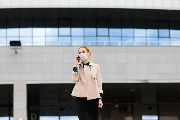 Μια Νεαρή Επιχειρηματίας Που Φορούσε Μάσκα Και Μιλούσε Στο Τηλέφωνο — Φωτογραφία Αρχείου