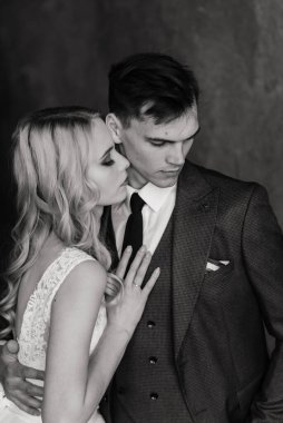 Klasik bir stüdyonun içinde sevimli bir evlilik çifti. Öpüşüyorlar ve sarılıyorlar..