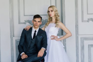 Klasik bir stüdyonun içinde sevimli bir evlilik çifti. Öpüşüyorlar ve sarılıyorlar..