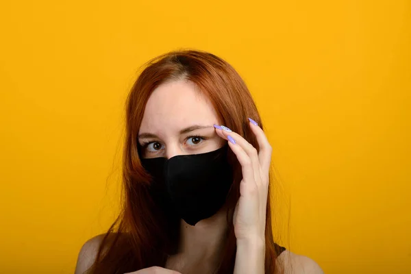 Retrato Uma Menina Com Uma Máscara Que Coloca Uma Luva — Fotografia de Stock