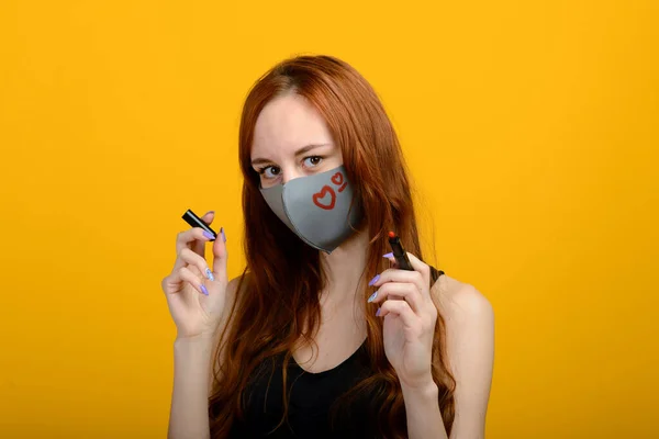 Ritratto Una Ragazza Maschera Che Indossa Guanto Gomma Fondo Giallo — Foto Stock