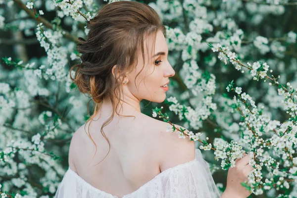 Jeune Belle Femme Dans Jardin Fleurs — Photo