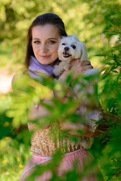 Junges Mädchen Mit Ihrem Hund Welpe Weißer Hund Läuft Mit — Stockfoto