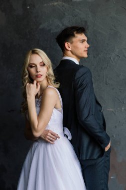 Klasik bir stüdyonun içinde sevimli bir evlilik çifti. Öpüşüyorlar ve sarılıyorlar..