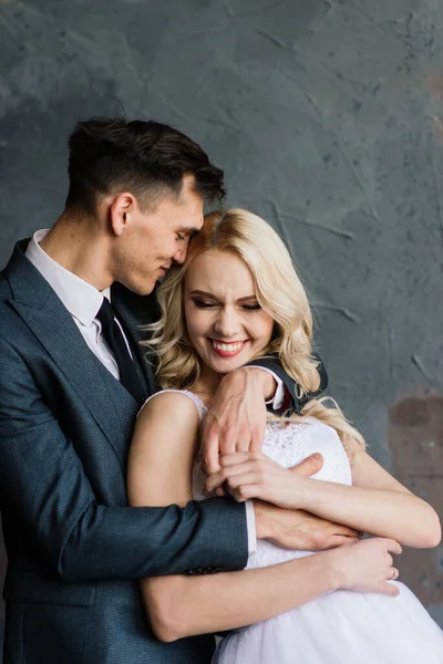 Aranyos Házaspár Egy Klasszikus Stúdió Belsejében Megcsókolják Megölelik Egymást — Stock Fotó