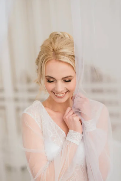 ブドールのドレスで美しい若い花嫁の朝 スタジオ室内 — ストック写真