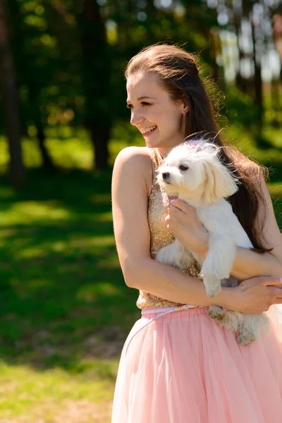 Junge Frau Mit Ihrem Hund Welpe Weißer Hund Läuft Mit — Stockfoto