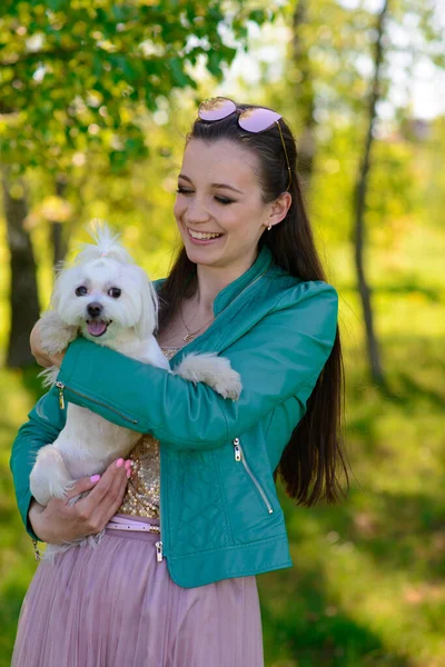 Uma Jovem Com Seu Cão Cachorro Branco Está Correndo Com — Fotografia de Stock