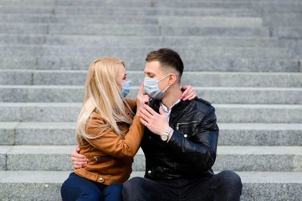 Das Paar Trägt Eine Medizinische Maske Als Während Der Verbreitung — Stockfoto