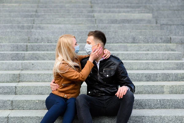 Couple Porte Masque Médical Marchant Dans Rue Ville Lors Diffusion — Photo