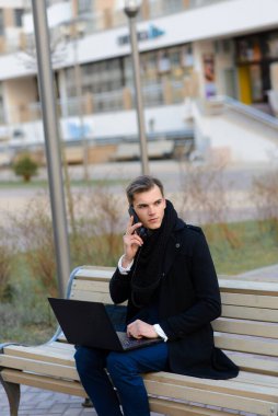 Sokaktaki cep telefonlu genç adam.