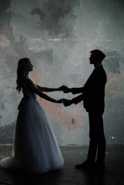 Düğün çifti siluetinin resim stüdyosu. Damat ve gelin arka planda..