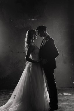 Düğün çifti siluetinin resim stüdyosu. Damat ve gelin arka planda..