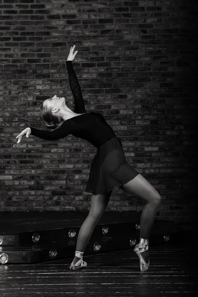 穿着尖皮鞋 身穿黑色紧身衣 背景裙的年轻貌美的古典芭蕾舞女舞蹈家 — 图库照片