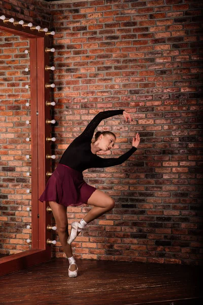 Belle Jeune Danseuse Ballet Classique Sur Pointes Portant Justaucorps Noir — Photo