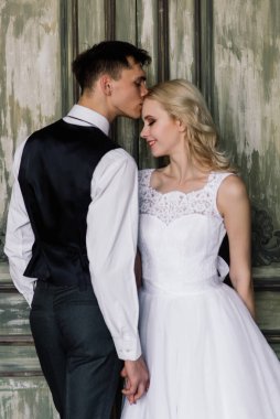 Klasik bir stüdyonun içinde sevimli bir evlilik çifti. Öpüşüyorlar ve sarılıyorlar..