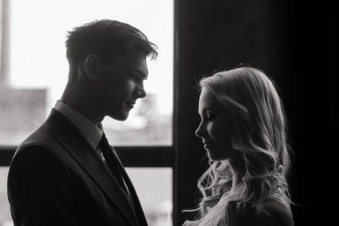 Klasik bir stüdyonun içinde sevimli bir evlilik çifti. Öpüşüyorlar ve sarılıyorlar..