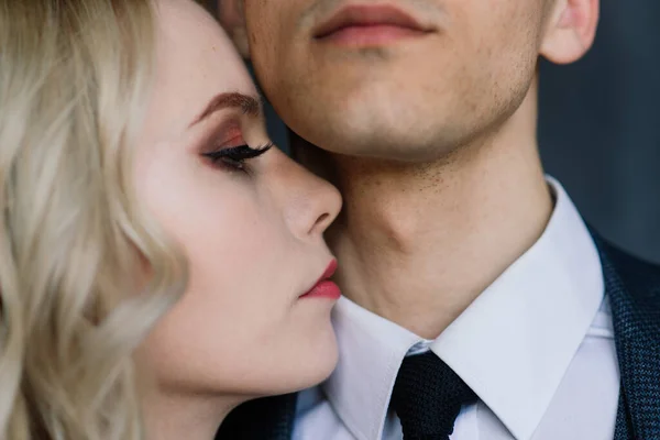 Aranyos Házaspár Egy Klasszikus Stúdió Belsejében Megcsókolják Megölelik Egymást — Stock Fotó