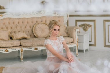 Kavramsal düğün, gelinin Avrupa tarzında bir sabah. İç stüdyoda özel bir elbise var. Gelin için beyaz minimalizm