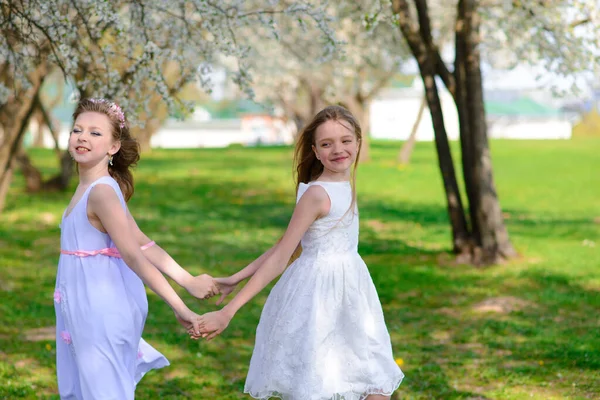 Duas Meninas Bonitas Com Olhos Azuis Vestidos Brancos Jardim Divertindo — Fotografia de Stock