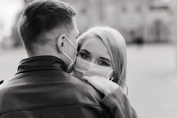 Jeune Couple Amoureux Dans Masque Médical Protection Sur Visage Plein — Photo