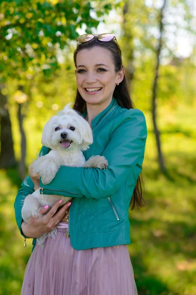 Jonge Vrouw Met Haar Hond Puppy Witte Hond Loopt Met — Stockfoto