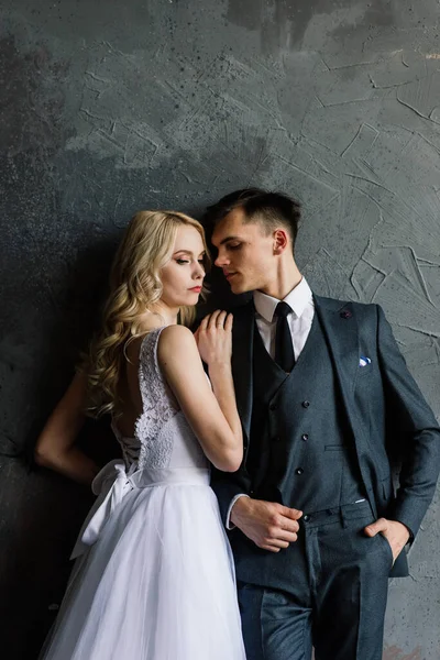 Casal Casamento Bonito Interior Estúdio Clássico Beijam Abraçam — Fotografia de Stock