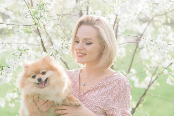 Close Retrato Sorrindo Jovem Atraente Mulher Abraçando Spitz Pomerânia — Fotografia de Stock