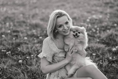 Pomeranya tükürüğünü kucaklayan gülümseyen genç bir kadının yakın portresi.