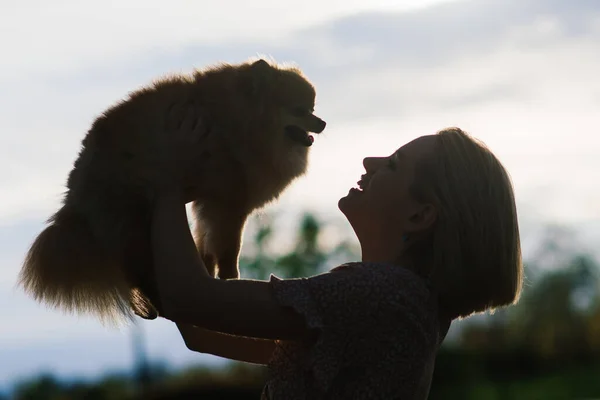 Close Portret Van Glimlachende Jonge Aantrekkelijke Vrouw Omarmen Pomeranian Spitz — Stockfoto