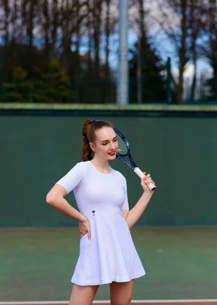 Sexy Tennisspielerin Weißem Kleid Und High Heels Mit Tennisschläger Auf — Stockfoto