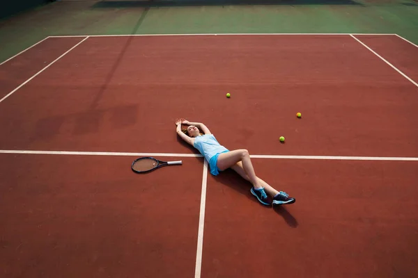 Chica Sexy Jugador Tenis Vestido Blanco Tacones Con Raqueta Tenis —  Fotos de Stock