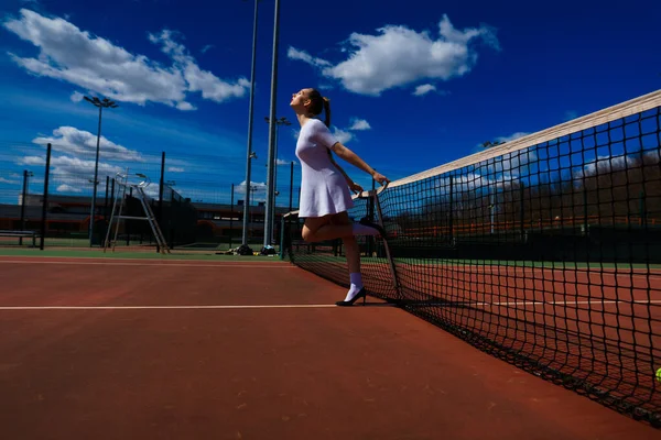 Sexy Meisje Tennisser Witte Jurk Hakken Houden Tennis Racket Het — Stockfoto