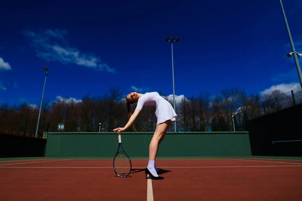 Сексуальная Теннисистка Белом Платье Каблуках Держит Теннисную Ракетку Корте Молодая — стоковое фото