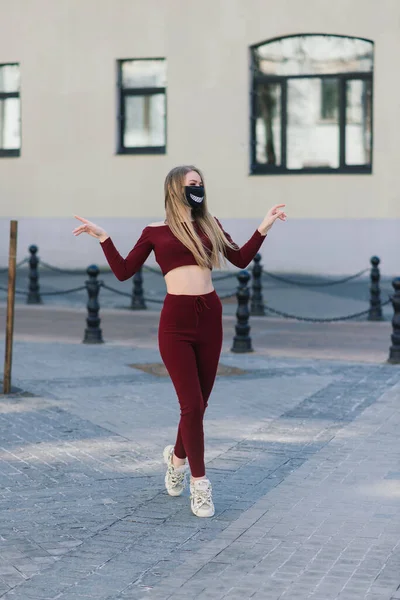 Retrato Adolescente Con Máscara Médica Pantalones Deportivos Rojos Parte Superior — Foto de Stock