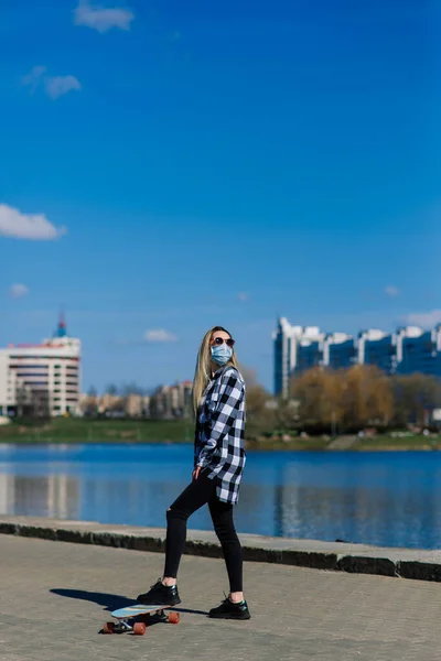 Portrét Mladé Ženy Lékařské Masce Longboardem Městě Během Karantény — Stock fotografie