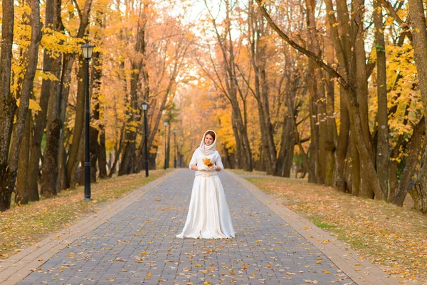 Uzun Beyaz Gelinlikli Tatlı Kız Kırsal Yolda Poz Veriyor Ormandaki — Stok fotoğraf