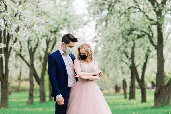 Jeune Couple Amoureux Marchant Dans Des Masques Médicaux Dans Parc — Photo