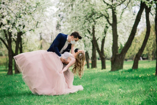 Jeune Couple Amoureux Marchant Dans Des Masques Médicaux Dans Parc — Photo