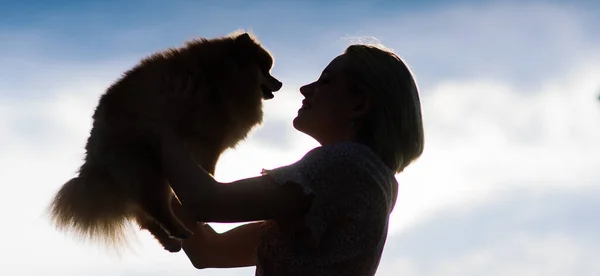 Close Portret Van Glimlachende Jonge Aantrekkelijke Vrouw Omarmen Pomeranian Spitz — Stockfoto